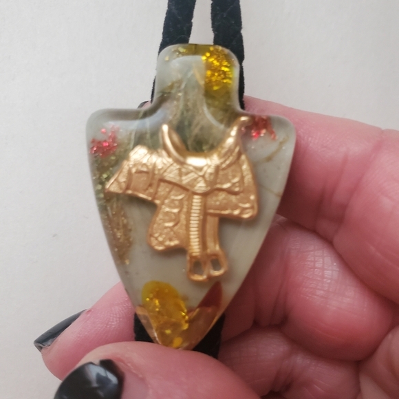 VINTAGE BOLO TIE WESTERN GOLDEN SADDLE. ARROWHEAD SHAPE. BLACK CORD - Picture 3 of 7